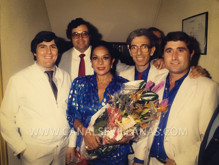 Fabían Carmona, Manolo Catalán, Manolo Romano y Guillermo Gómez junto a Lola Flores. Grupo Brumas.