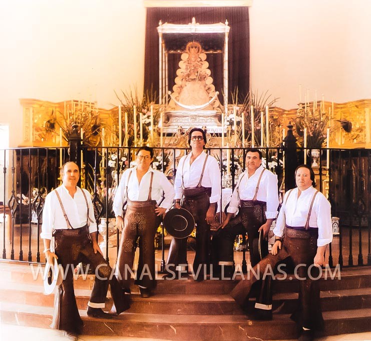 Los Romeros de la Puebla frente a la Virgen del Rocío 1993